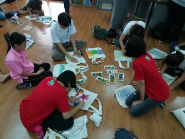 อาสาสมัครลงลายกระเป๋าผ้า เพื่องานพัฒนาเด็กด้อยโอกาส 7 ก.ค.  Volunteer to Paint Bag to support Child Development in Thailand July, 7, 19  ณ ห้องสมุดประชาชนกทม. ซอยพระนาง อนุสาวรีย์ชัยสมรภูมิ @People Library, Victory Monument